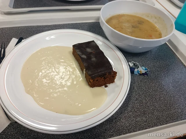 Kartoffelsuppe (1,5,Sw,Sl,So), dazu ein Stück Schokokuchen (Gl) und Mandelsoße (Nu)