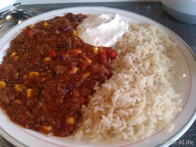 Chili-Con-Carne (R/4) mit Sour Cream, Reis und Salat