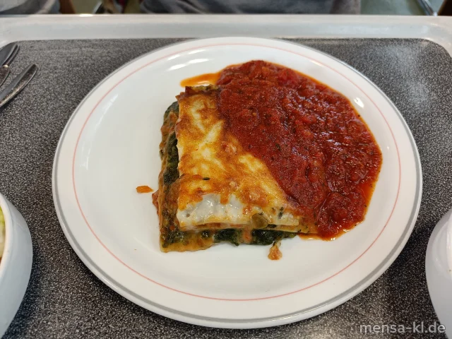 Lasagne mit Gemüsefüllung (9,Gl,Ei,La,Sl,So,V), dazu Tomaten-Basilikumsoße (V) und Salat (V)