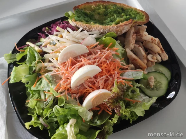 Italienischer Salat "Caesar" mit Gurken, Ei, Karotten und Hähnchenbruststreifen (6,Ei,La,G), dazu ein gegrilltes Kräuterbaguette (Gl,La)