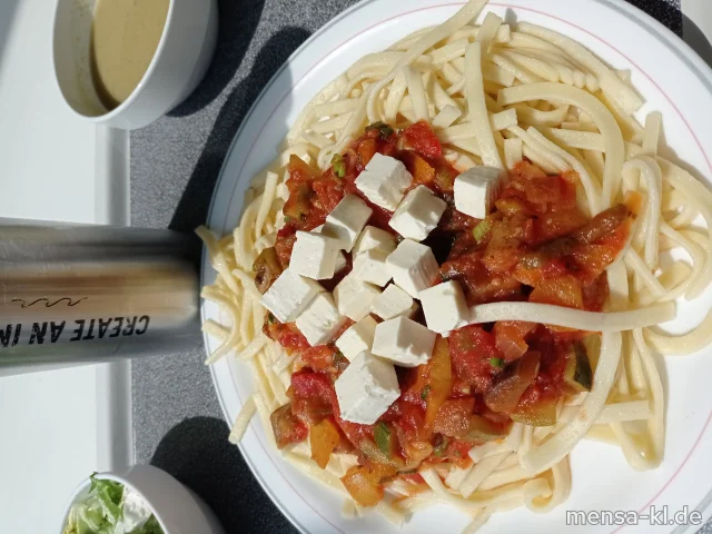 Pappardelle (1,Gl) mit sautiertem Gemüse Kirschtomaten, Zucchini, Auberginen, Paprika, Zwiebeln, Hirtenkäse (La) und Salat