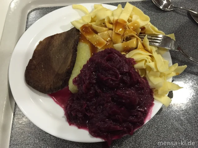 Schweinebraten (S) oder Rinderbraten (3,4,Sl,Sf,R) mit Bratensoße (Gl,Sf), zwei Hoorische (1,2,5,Sw) und hausgemachtes Apfelrotkraut (1,3,5,Sw,A)