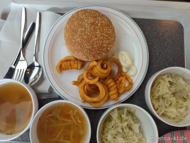 Cheeseburger: Rindfleisch-Burger überbacken mit Cheddar (1,La,Sf,R) im Burger-Bun (Gl,Se), dazu Twisterpommes (Gl) und Coleslaw (1,3,5,Ei,La,Sw)