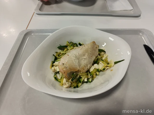 Gemüse-Power: "Zoodles" mit Feta (La), dazu Hähnchenbrustfilet in Zitronen-Joghurt-Marinade (La,G)