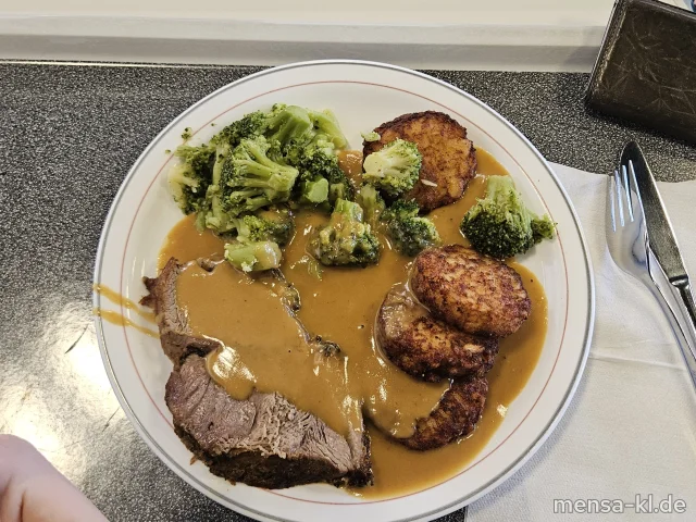 Kalbsbraten (K) mit Rahmsoße (Gl,La,Sf), Röstinchen und Broccoli mit Mandeln (Nu,La)