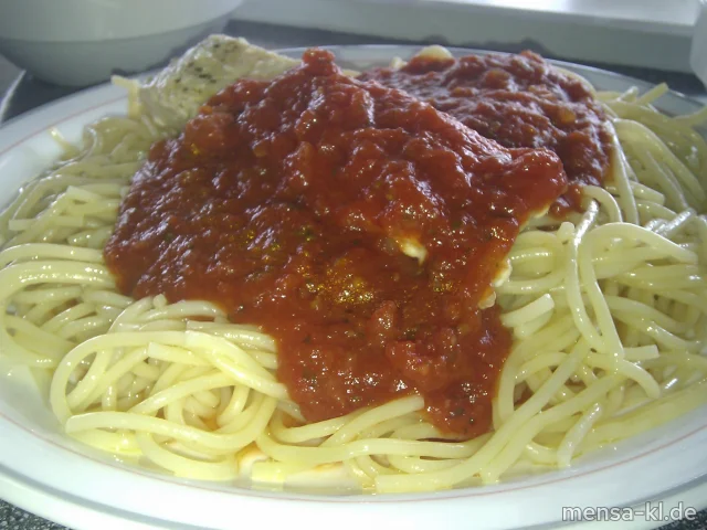 Spaghetti mit Wildlachsfilet, Tomaten-Basilikumsoße und Salat