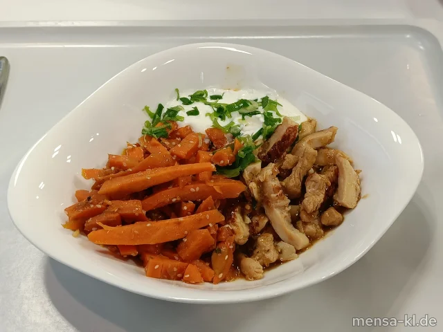 Asiatische Caroodles mit Putengeschnetzeltem (Gl,Se,So,G), dazu Sesam-Dip (La,Se)