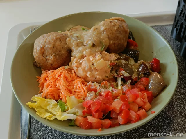 Bowl mit Blattsalat, Tomaten, Karottensalat (Gl,Nu,Sf), Krautsalat (1,5,Gl,Nu,Sw,Sl,Sf), Gurkensalat (1,5,Sw,Sf) und Semmelknödel (1,Gl,So) mit Champignon-Sauce (1,Gl,So), dazu ein Dill-Dressing (5,Gl,Nu,Sw,Sf)