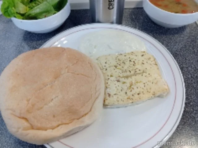 Gebackener Schafskäse (Gl,La) mit Tzatziki (1,9,Gl,Ei,La,Sf), Dönerbrot (Gl,Se) und Krautsalat (1,5,9,Gl,Ei,La,Sw,Sf)