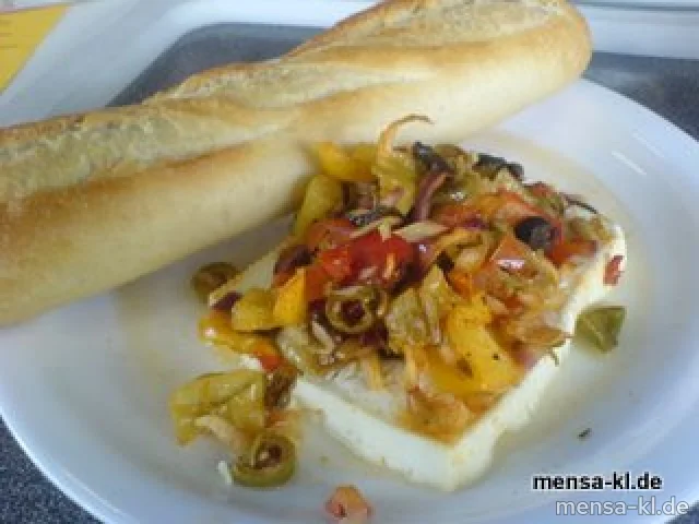 Überbackener Schafskäse (V) mit Paprika, Oliven (6), Peperoni und Zwiebeln, Baguettebrötchen und Salat