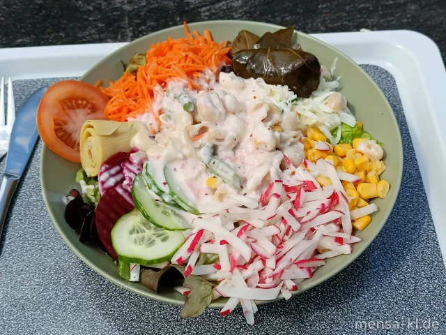 Bowl mit Blattsalat, Karotten, Kraut, Gurken, Tomaten, Paprika, Mais, Rote Beete, Artischocken, Nudelsalat (5,Gl,Nu,Sw,Sl,Sf) und gefüllte Weinblätter (2,So), dazu ein Kräuter-Dressing (5,Gl,Nu,Sw,Sf)