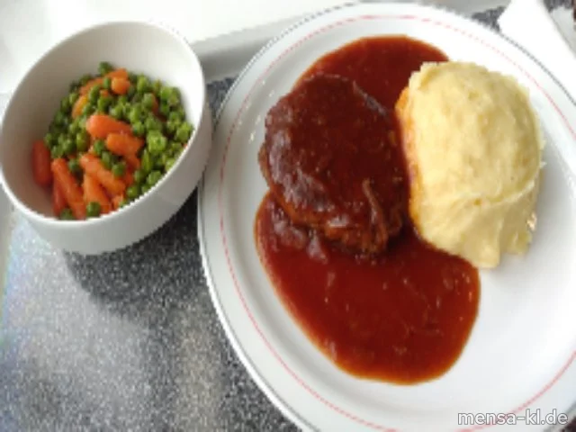 Frikadelle (Gl,Ei,S) mit Zwiebelsoße (Gl,Sf), Grumbeer-Stampes (5,La,Sw) und Erbsen-Karotten-Gemüse (La)