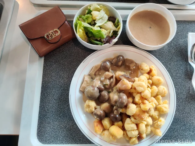 Maronensuppe mit glasiertem Kastaniencrunch. Veganes Pilzragout (1,So) auf Kürbis-Gnocchi (Gl), dazu Salat mit Wildkräutern