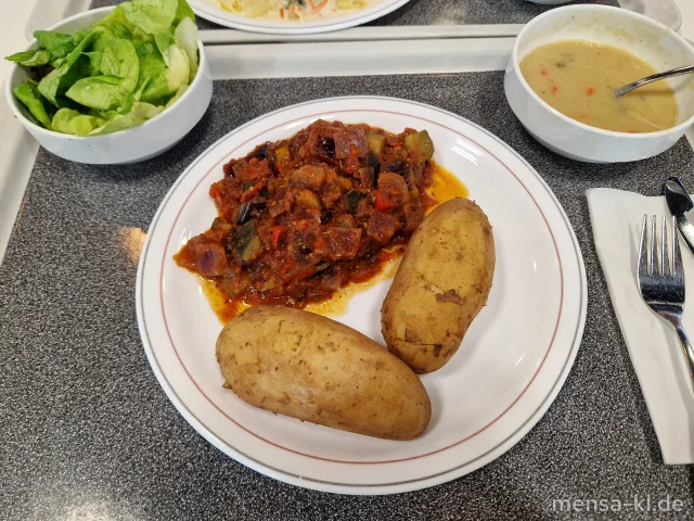 Neue Kartoffeln mit mediterranem Gemüse in Tomatensugo (3,Gl), dazu Salat