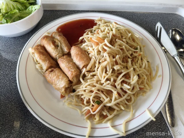 Gemüse-Mie-Nudeln (5,Gl,Sw,Sl,So) mit Frühlingsrollen (Gl,Sl,Sf) und Sweet-Chili-Soße (2), dazu Salat
