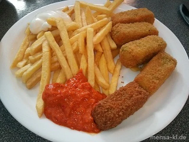 Gemüsekroketten mit Ajvar-Dip, Pommes-Frites und Salat