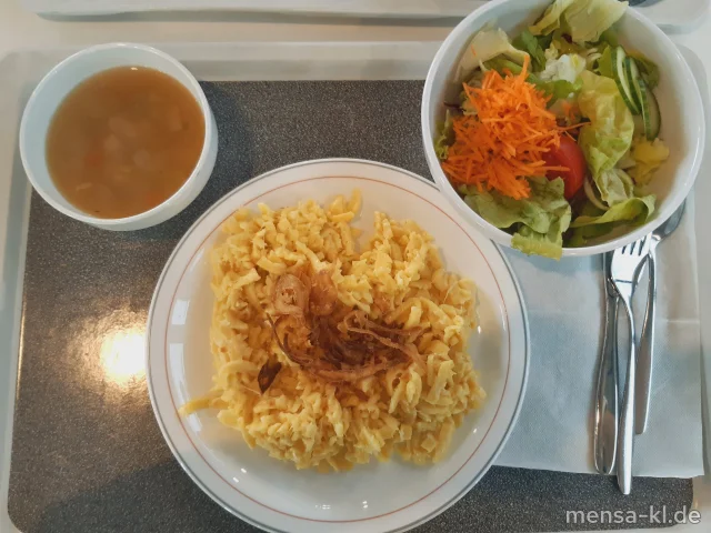 Käsespätzle (Gl,Ei,La) mit Röstzwiebeln (Gl), dazu eine große Salatterrine und Dressing nach Wahl