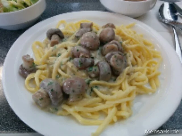 Steinchampignons in Kräuterrahm (3,Gl,Ei,La,V), Spätzle (1,Gl,Ei,V) und Salat (V)