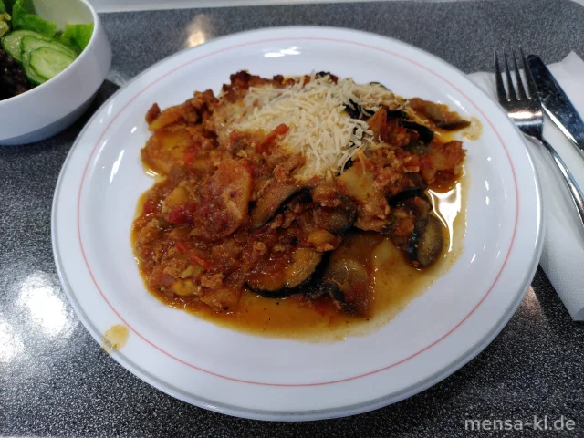 Gemüseauflauf mit Kartoffeln, Auberginen und Paprika (1,Gl,So), dazu einen Beilagensalat nach Wahl