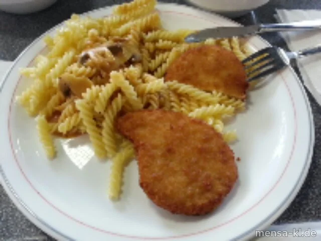 Schnitzel "Valess" (V) mit Champignon-Rahmsoße (3,V), Eiernudeln (V) und Salat (V)