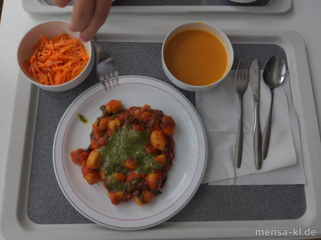 Gnocchi-Tomaten-Pfanne mit Spinat (Gl) und Pesto (Nu), dazu Karottensalat (1,5,Sw)