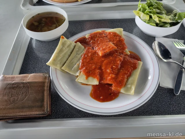 Canneloni mit Spinat und Ricotta gefüllt (Gl,Ei,La) in fruchtigem Tomatensugo (Gl), dazu Salat (1,Sf)