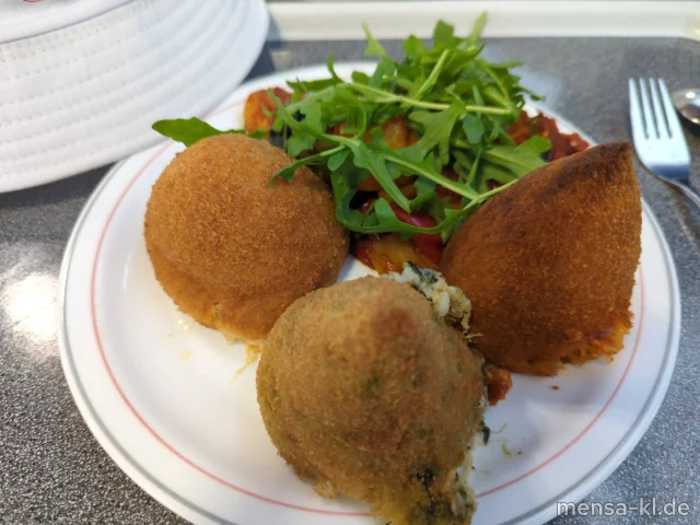 Verschiedene gefüllte Arancini, Vollkorn Fusilli (Gl), Strozzapreti (Gl), frisches Ratatouille-Gemüse, Alfredo Soße mit Hartkäse (Ei,La), Tomatensugo (Gl), Pesto Rosso, Pesto Genovese, Basilikumpesto traditionell ligurisch (5,Sw), Tomatensalat uvm. (1,3,5,Sw)