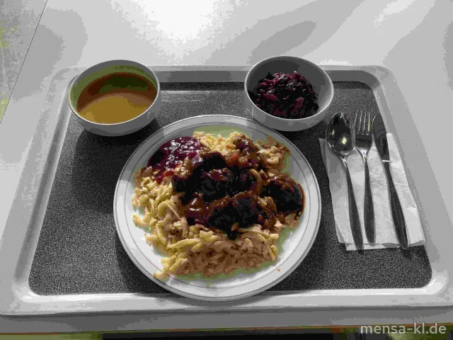 Hirschgulasch (1,Gl,Sl,Sf,W) mit Haselnussspätzle (Gl,Nu,Ei,La) und Preiselbeer-Kompott, dazu Rotkraut (1,3,5,Sw,A)