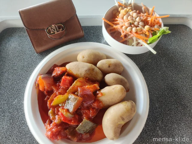 Neue Kartoffeln mit mediterranem Gemüse in Tomatensugo, dazu einen Beilagensalat nach Wahl