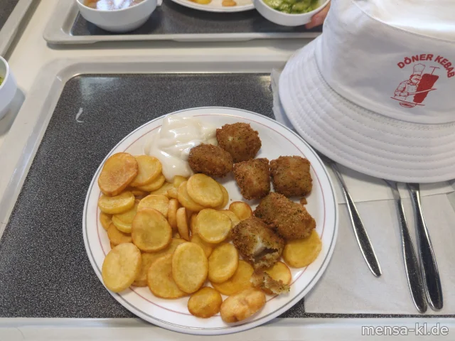 Fisch-Nuggets im Backteig (Fi,Gl,La,Sf) mit Limetten-Dip (Gl,Nu,Sf), Pommes-Chips und Salat