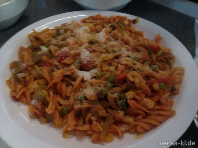 Italienische Nudelpfanne (V) mit Tomaten und Gemüse, Grana Padano (2) und Salat