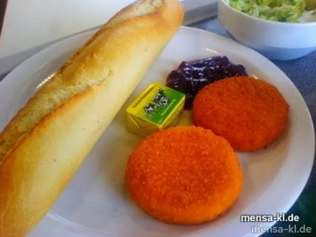 Zwei gebackene Camemberts mit Preiselbeeren, Baguette, dazu Salat