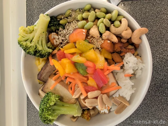 DIY Bowls: Hähnchenbruststreifen Teriayaki (5,Gl,Sw,So,G), Quorn Geschnetzeltes, Lachswürfel (Fi), Quinoa-Salat (1,5,Gl,Nu,Sw,Sl), Mie-Nudelsalat mit Sweet Chili (1,2,Gl,Sl,Sf,So), Couscous Salat (Gl) viele Toppings und verschiedene Dips