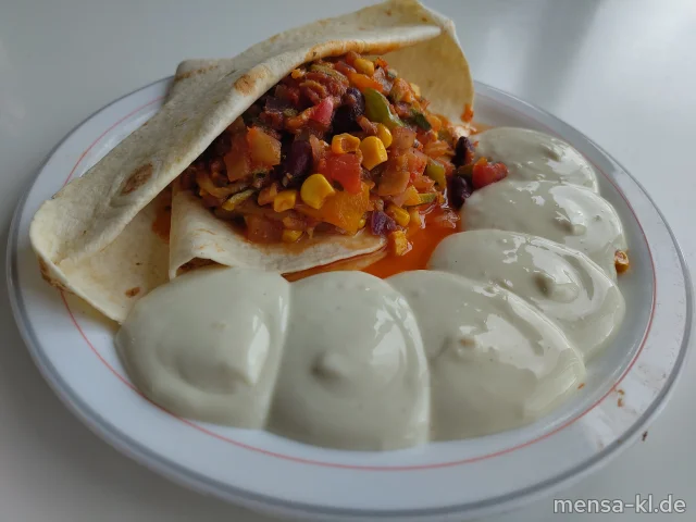 Fajita Pueblo mit Bohnen, Paprika, Zucchini und Zwiebeln, Sour Cream (Gl,Nu,Sf), Tortillas (Gl) und Salat