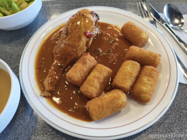 Hähnchenbrustfilet (G) mit Paprikarahmsoße (La), Kroketten (Gl), dazu Salat