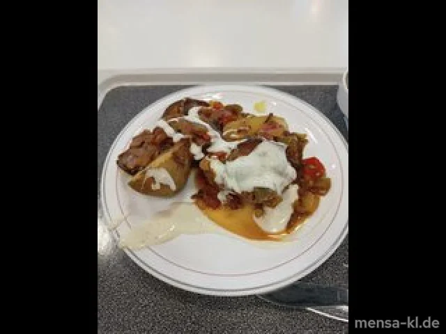 Ofenkartoffel mit Ratatouille und Limetten-Dip (Gl,Nu,Sf), dazu einen Beilagensalat nach Wahl