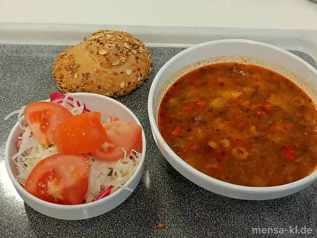 Paprika-Kartoffel-Pfanne mit Sojahack (1,3,Gl,Sf) und einen Beilagensalat nach Wahl