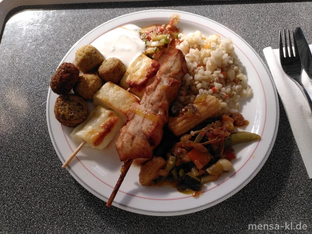 Hähnchenbrust-Spieß Mango-Mole (5,La,Sw,G), Zitrus-Limetten-Lachs-Spieß (5,Fi,Sw,Wt), Tofu-Miso-Mare-Spieß (Gl,So), Halloumi-Ananas-Spieß (La), Pfannengemüse, verschiedene Dips, Salate, Vollkornreis und Gourmet Gerste