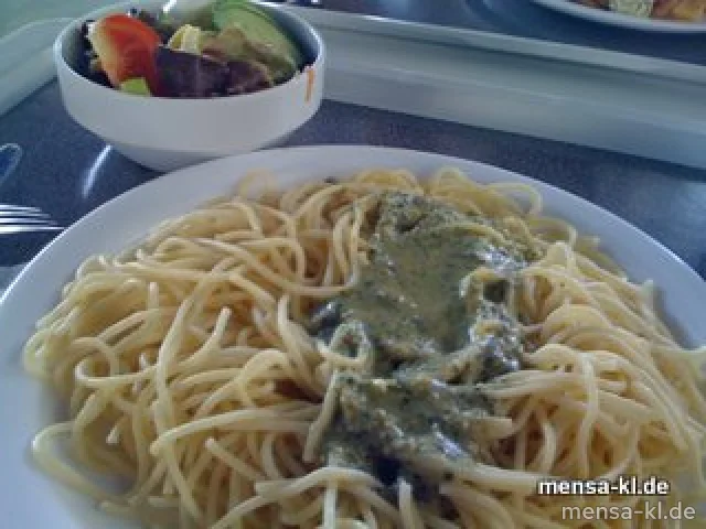 Spaghetti "al pesto" (V) mit Olivenöl, Pinienkernen, Basilikum, Knoblauch und geriebenem Hartkäse, dazu ein kleiner italienischer Salat