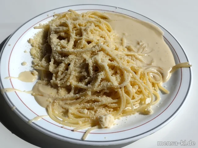 Spaghetti (1,Gl) Carbonara mit Käsesoße (3,8,La,S, geriebener Hartkäse (Ei,La), dazu Salat