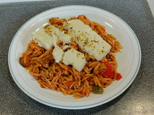 Griechische Nudelpfanne mit Oliven, Peperoni, Tomaten und Paprika (1,3,6,Gl), dazu Schafskäse (La)