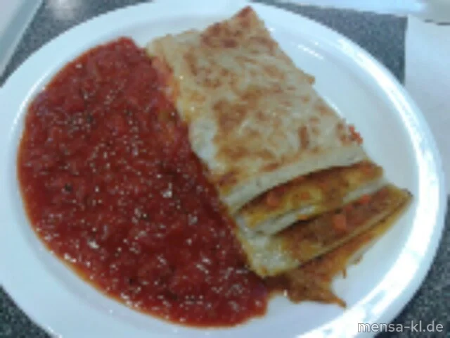 Lasagne 'Bolognese' mit Rinderhackfleisch (R), Tomatensugo und ein kleiner italienischer Salat