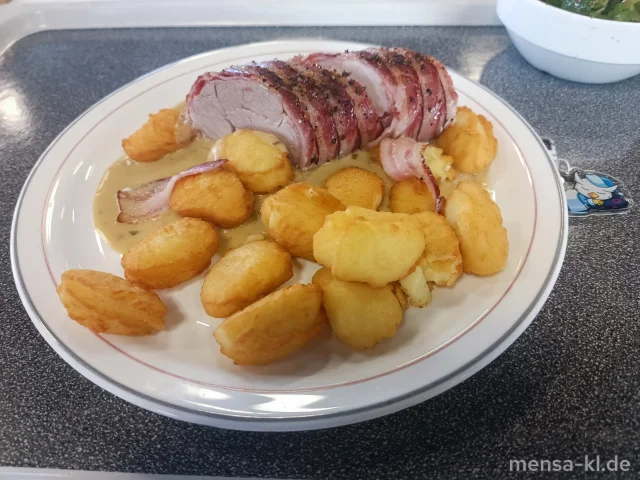 Schweinefilet im Speckmantel (2,3,S) an Sauce Bearnaise (1,Ei,La,Sf), dazu Pommes Dauphine (Ei,La) und Blattsalat mit Wildkräutern