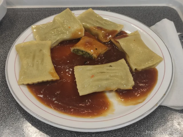 Gemüsemaultaschen (1,Gl) mit Zwiebelsoße (Gl) und Salat