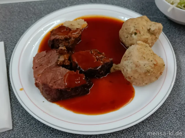 Rinderrollbraten (R) mit Bratensoße (1,Gl,Sf,R) und Weckknödel (Gl,Ei,La), dazu einen Beilagensalat nach Wahl