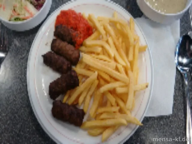 Cevapcici (Ei,So,R) mit Ajvar-Dip, Pommes frites und Salat