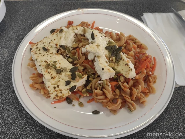 Vollkorn-Fusilli (Gl) mit roten Linsen, Kirschtomaten, Feta (La) und Kürbiskerncrunch, dazu einen Beilagensalat nach Wahl