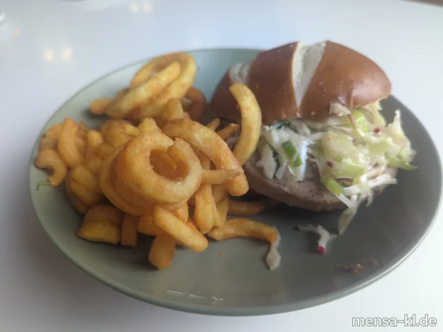 Bayerischer Burger mit BIO Weißwurst Patty vom Bärenbrunnerhof (Ei,Sf,R,S) belegt mit Weisskrautsalat, Radieschen und süßem Senf (1,5,Sw,Sf) im Laugen Burger Bun (Gl), dazu Twisterpommes (Gl)
