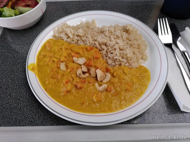 Kürbis Curry mit Kokosmilch (2,Sl,Sf,So), Vollkornreis, geröstete Cashewkerne (Nu), dazu ein Beilagensalat nach Wahl