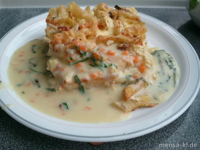 Penne-Spargel-Gratin (1,2,V) auf Bärlauchsoße (V), dazu bunter Blattsalat (V) mit Joghurtdressing (V)